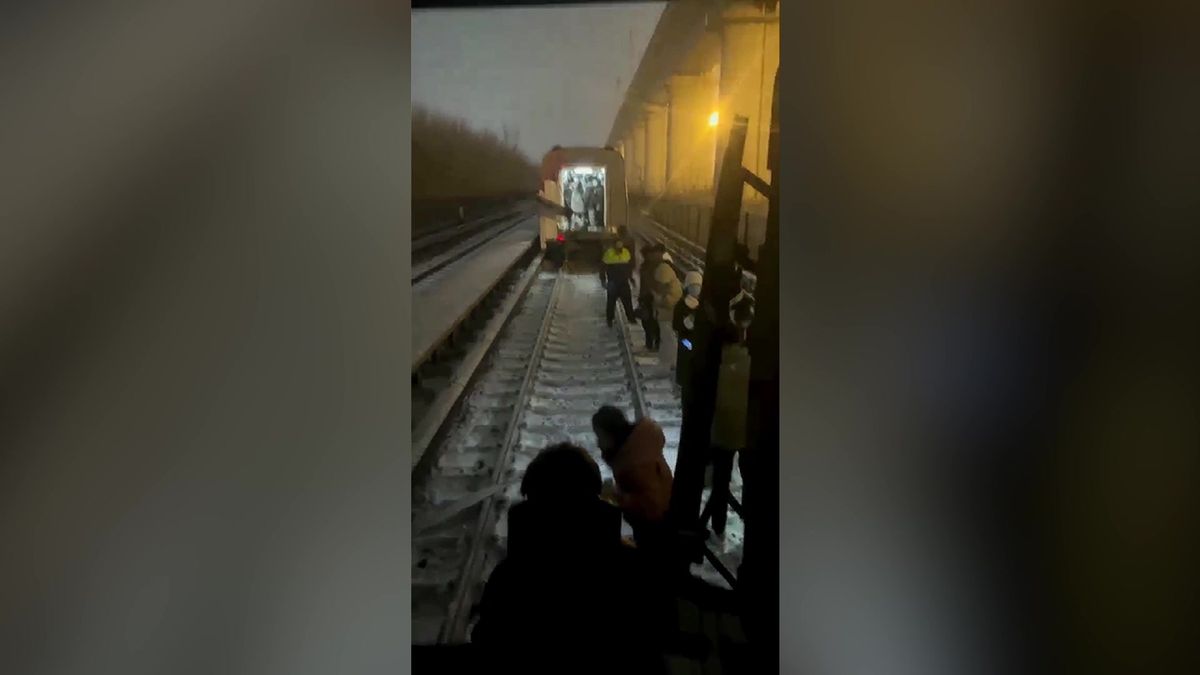 Video: V Pekingu vykolejily soupravy metra, vagon plný lidí se roztrhl vejpůl
